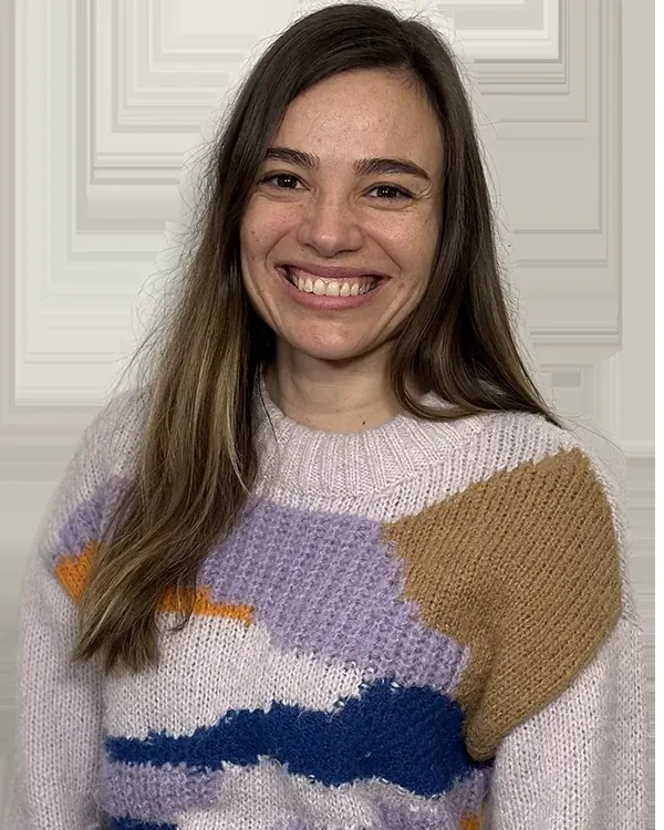 Anca Florea sonriendo delante de una pared revestida de paneles