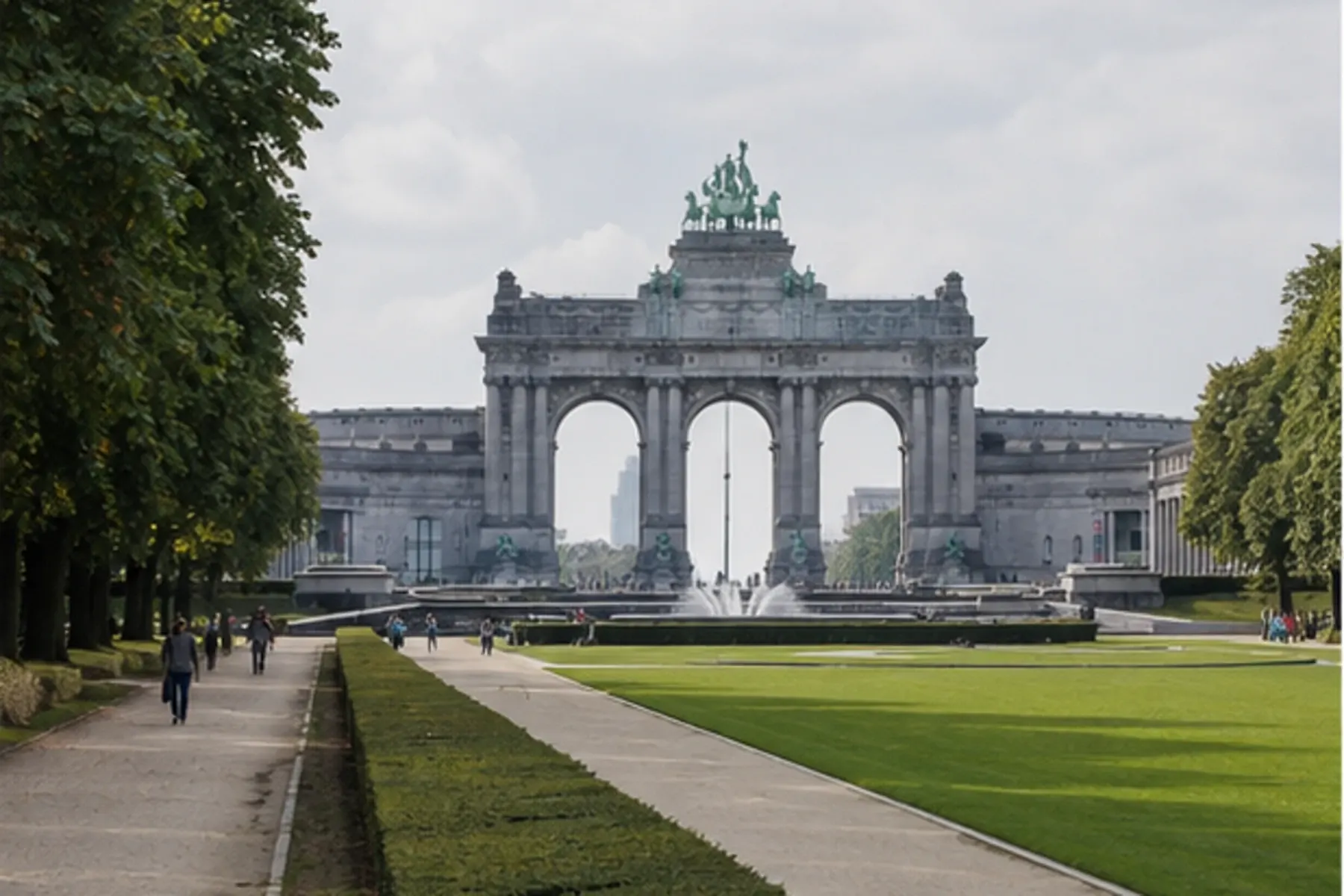 El paseo arbolado que lleva al Parc du Cinquantenaire