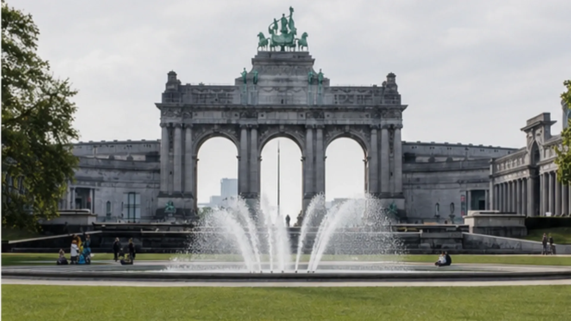 El arco del triunfo en el Parc du Cinquantenaire de Bruselas