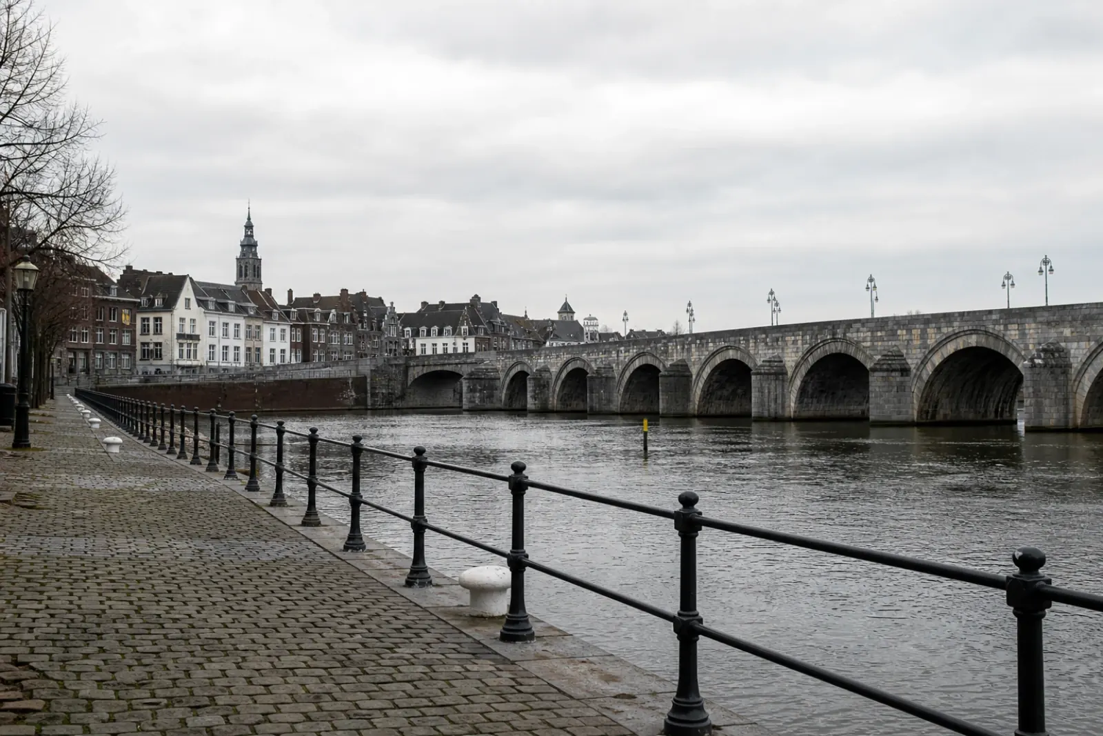 De Sint Servaasbrug gezien vanaf de kade van Wyck in Maastricht