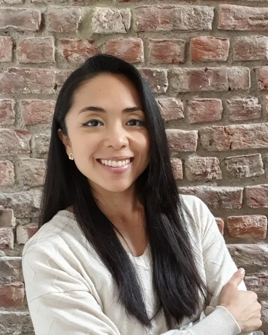 Mina Kanashiro delante de un muro de ladrillo