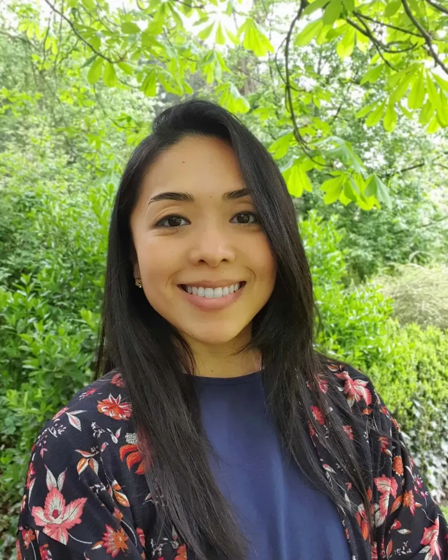 Mina Kanashiro al aire libre, rodeada de vegetación