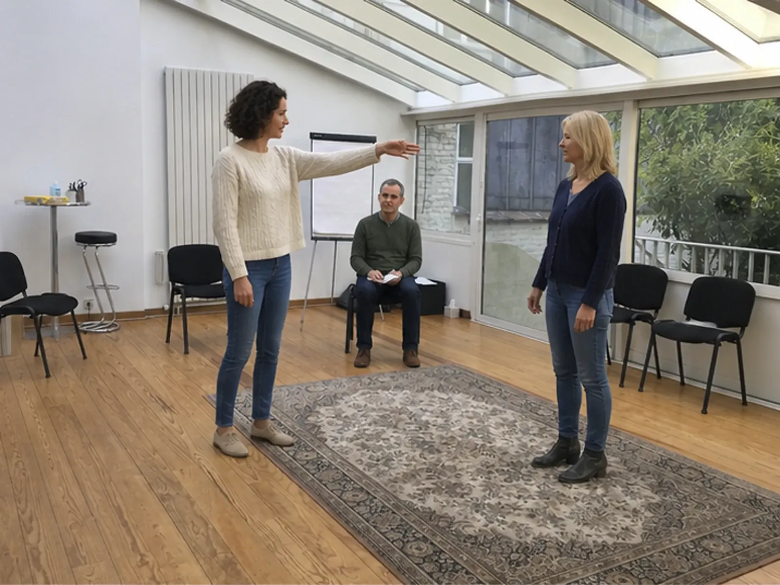 Een deelnemer die figuren plaatst om een familieopstelling neer te zetten