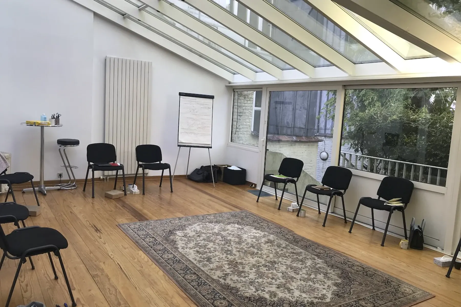 La sala de constelaciones en Bruselas preparada para un taller presencial