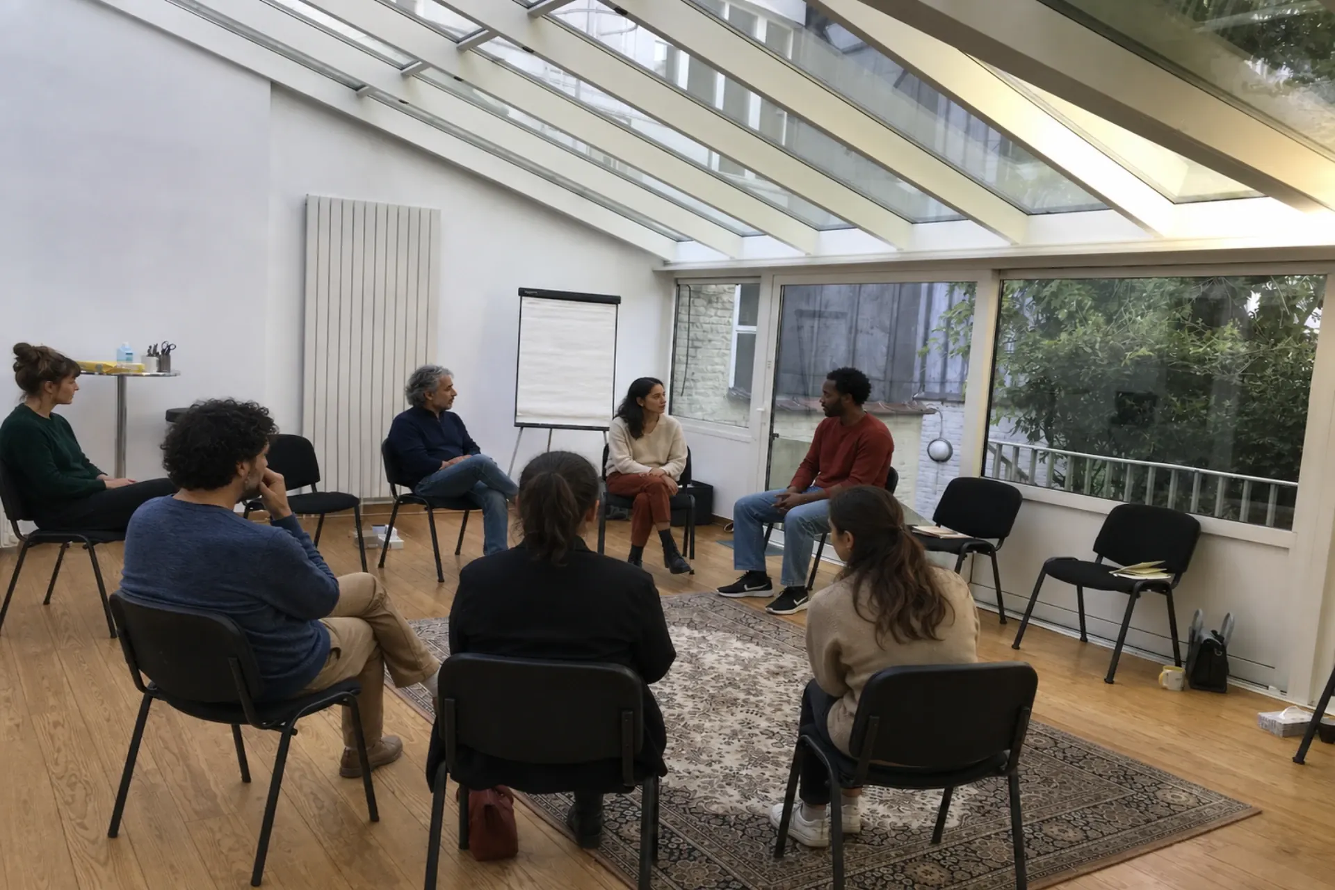 Un círculo durante un taller de constelaciones familiares en la sala de Bruselas