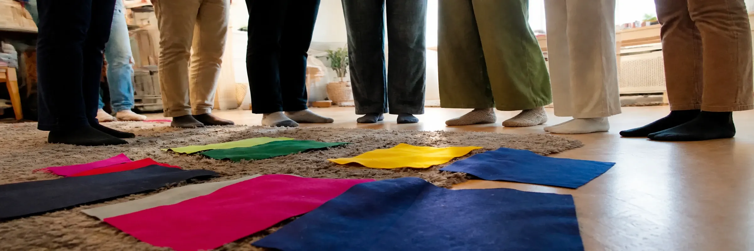 Marcadores de colores en el suelo, dispuestos para un taller de constelaciones familiares